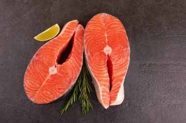 Siyah arka planda baharatlı somon bifteği.