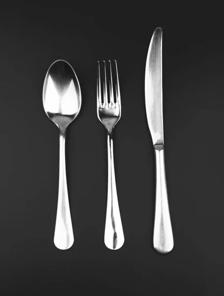 黑色背景上的叉 刀和勺子 — 图库照片