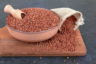 Taşta çiğ karabuğday, siyah yüzey