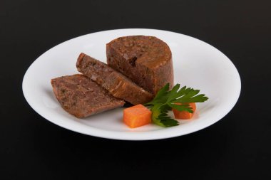 Siyah arka planda tabakta kedi maması