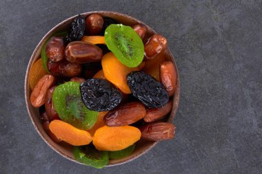 Siyah bir arka planda kuru meyveler.