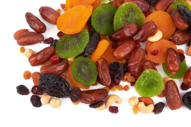 Beyaz arka planda izole edilmiş kuru meyveler