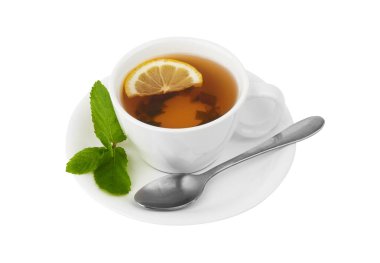 Beyaz arka planda böğürtlenli bitki çayı