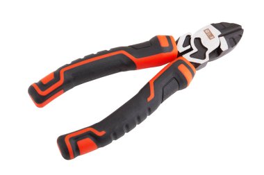 Beyaz arkaplanda tel kesici pense izole edildi