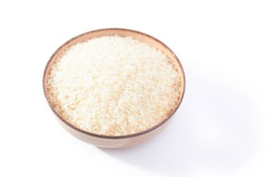 Beyaz arka planda izole edilmiş kasedeki pirinç