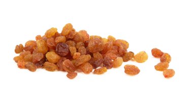 Kuru üzümler beyaz arka planda izole edilmiş