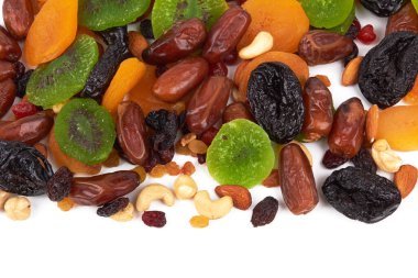 Beyaz arka planda izole edilmiş kuru meyveler