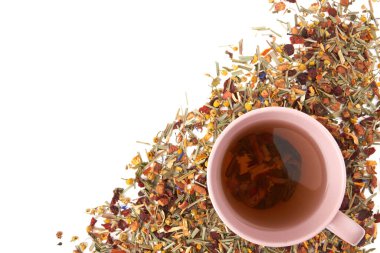 Beyaz arka planda izole edilmiş bir fincan sıcak bitki çayı.