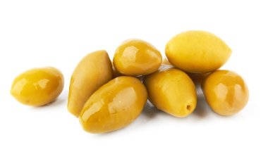 Beyaz arkaplanda izole edilmiş yeşil zeytin