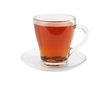 Beyaz arka planda izole edilmiş bir bardak siyah çay.