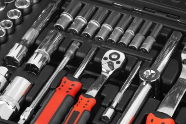 Araç kutusunda araç tamir için kümesi