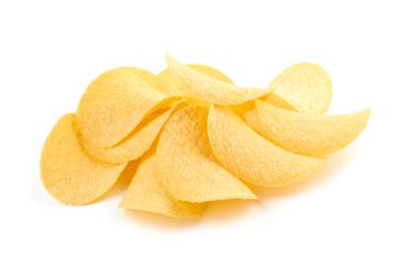 Beyaz arkaplanda izole edilmiş patates cipsi.