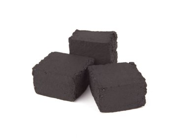 Beyaz arka plan üzerinde izole nargile için kömür