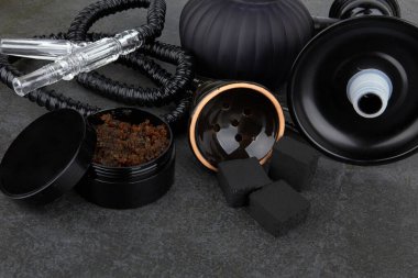 Siyah bir taş yüzeyde siyah nargile