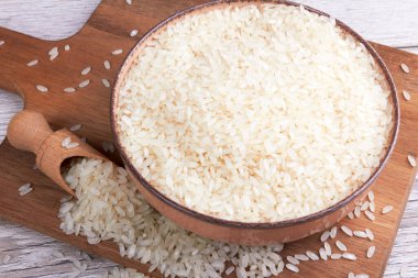 Tahta arka planda kasede pirinç.