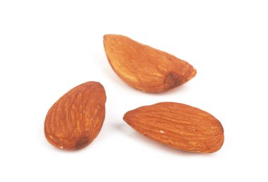 Beyaz arkaplanda izole edilmiş bademler