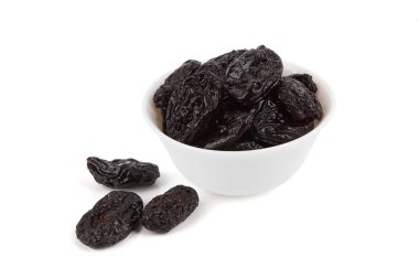 Beyaz bir arka plan üzerinde izole kuru erik