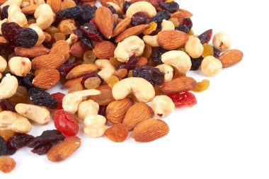 Beyaz arkaplanda izole edilmiş fındık karışımı