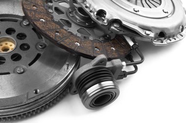 Araba motoru debriyajı beyaz arkaplanda izole edildi