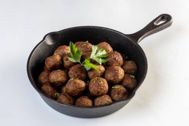 Kızarmış köfteler ve malzemeler beyaz arka planda.