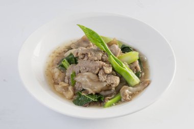 Soslu erişte ve yalıtılmış beyaz arka plan.