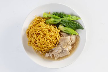 Soslu erişte ve yalıtılmış beyaz arka plan.