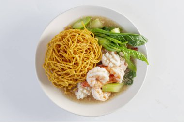 Gravy Seafood 'daki erişteler izole edilmiş beyaz arkaplan