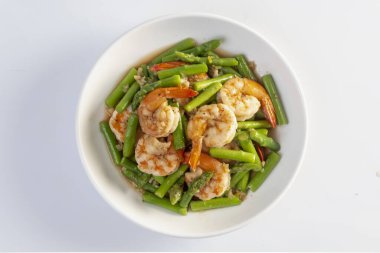 Karidesle kızartılmış kuşkonmaz.