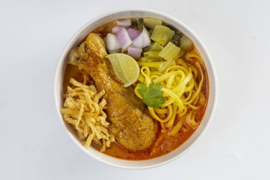 Khao Soi Kai, Tayland eriştesi Khao Soi Tavuğu beyaz arka planda izole edilmiş.