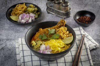 Khao Soi Kai, Tayland eriştesi, Khao Soi Tavuğu ve baharat masada servis edilir.