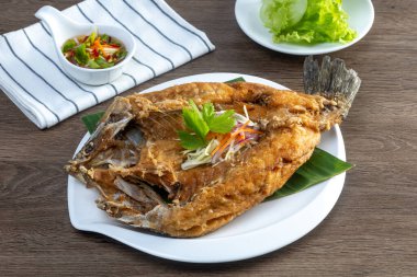 Tatlı balık soslu kızarmış levrek balığı.