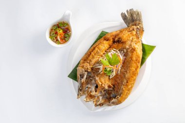 Tatlı balık soslu kızarmış levrek balığı.