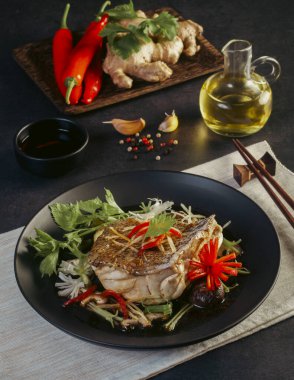 Soya soslu buharda pişirilmiş Grouper, siyah arkaplan.