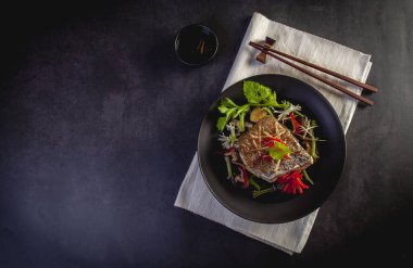 Soya soslu buharda pişirilmiş Grouper, siyah arkaplan.