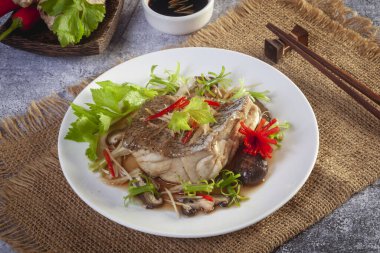 Soya soslu buğulanmış orfoz.