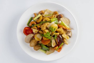 Kaju fıstığı beyaz arka plan üzerinde izole ile tavada kızartılmış tavuk