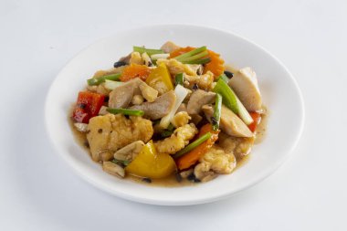 Kızarmış balığı siyah fasulye sosuyla karıştırmak beyaz arka planda izole edilmiş