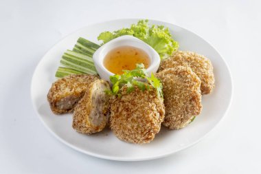 Beyaz arka planda kıtır kıtır Tayland karidesi.