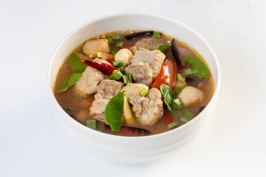 Baharatlı domuz pirzolası ve saman mantarı, Beyaz kasede domuz pirzolası çorbası.