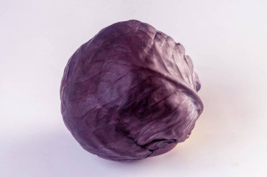 Beyaz arka planda kırmızı lahana bölümü. Kırpma Yolu ile Taze Sağlıklı Sebze