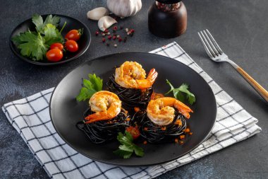 Masada karidesli mürekkep balığı spagettisi.
