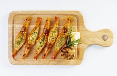 Beyaz arka planda ızgara sarımsaklı tereyağlı karides.