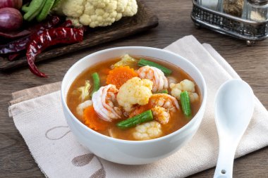  Karışık sebze ve karidesli ekşi köri.