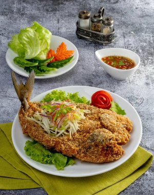 Yeşil mango salatalı siyah bantlı Trevally