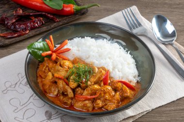 Masada kırmızı körili tavuk var.