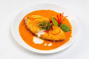 Çuf Chee Curry ile Kızarmış Kral Uskumrusu.