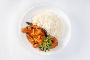 Beyaz arka planda izole edilmiş, soslu karides.