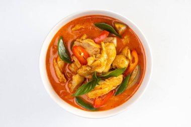 Beyaz arka planda izole edilmiş kırmızı körili tavuk.. 