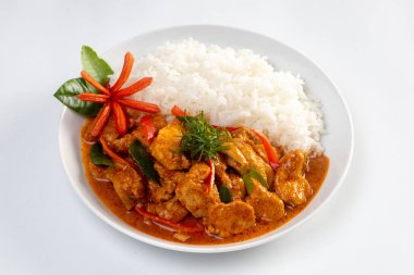  Beyaz arka planda izole edilmiş pirinç üzerine panang körisi. 