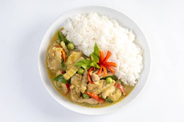 Beyaz arka planda izole edilmiş pirinç üzerine hindistan cevizi filizli tavuk yeşili köri..